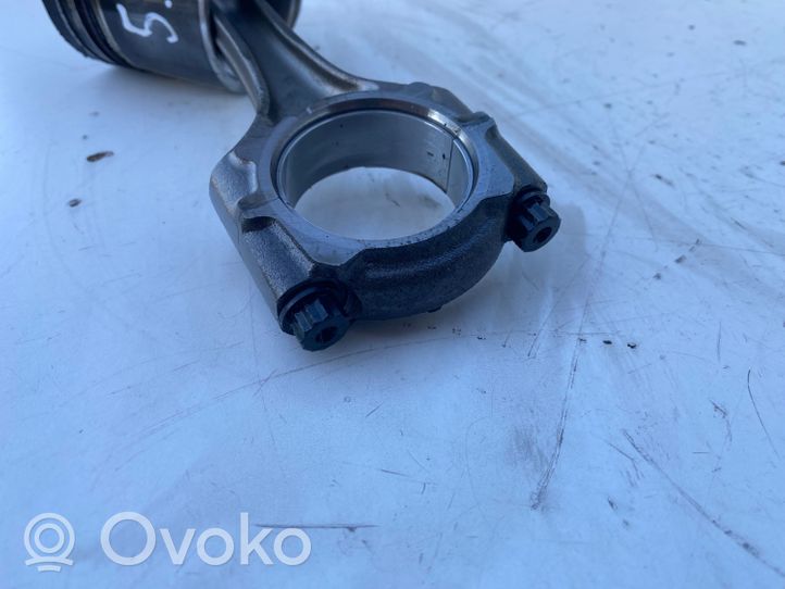 Toyota Avensis T220 Piston with connecting rod 