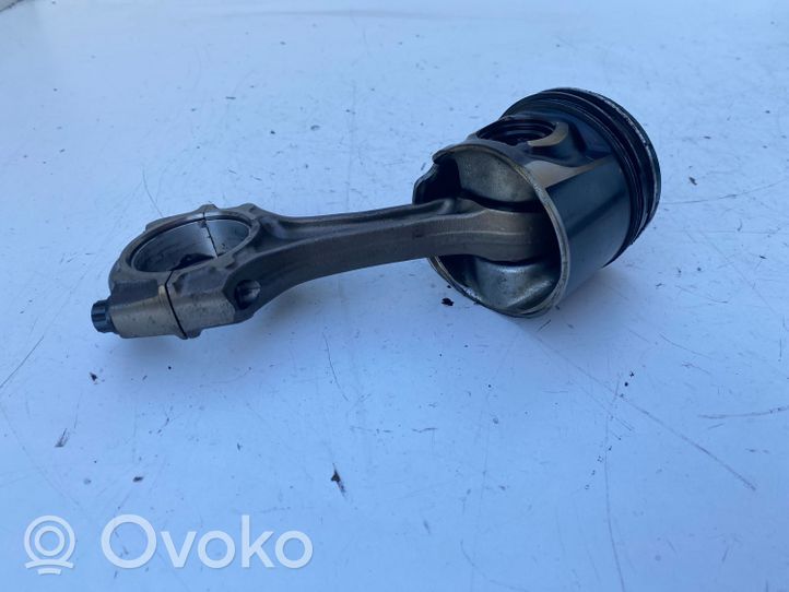 Toyota Avensis T220 Piston with connecting rod 