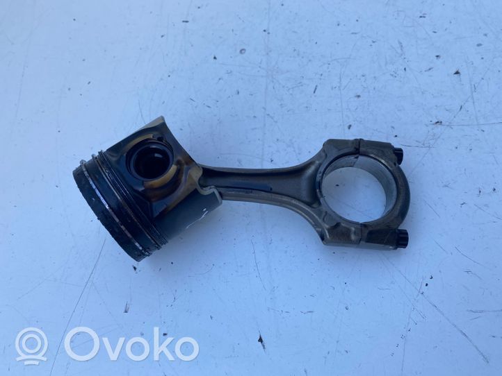 Toyota Avensis T220 Piston with connecting rod 