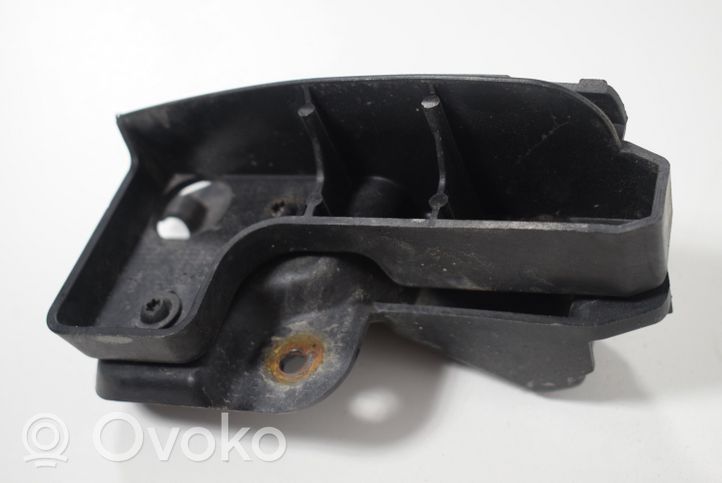 Audi A6 S6 C6 4F Puskurin kannattimen kulmakannake 4F9807891