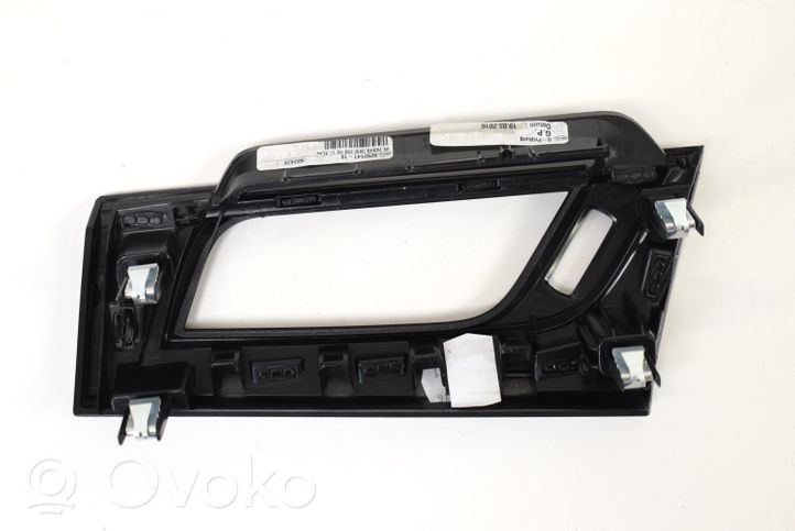 BMW X1 F48 F49 Kojelaudan hansikaslokeron lista 9292141