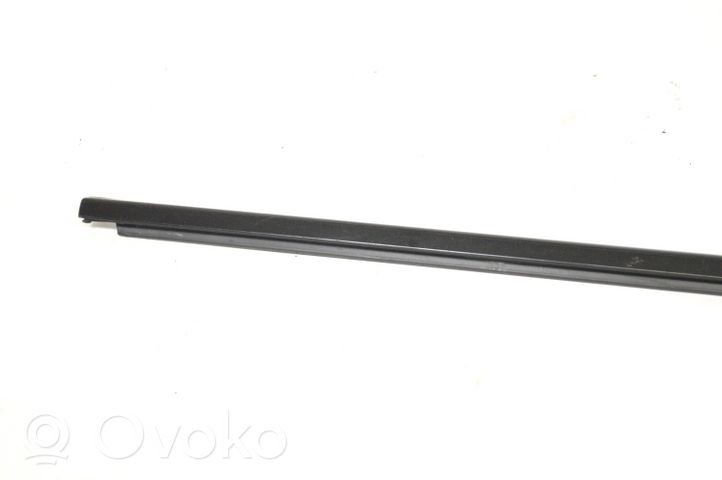 Volkswagen Touareg II Rivestimento del vetro della portiera 7P0837477