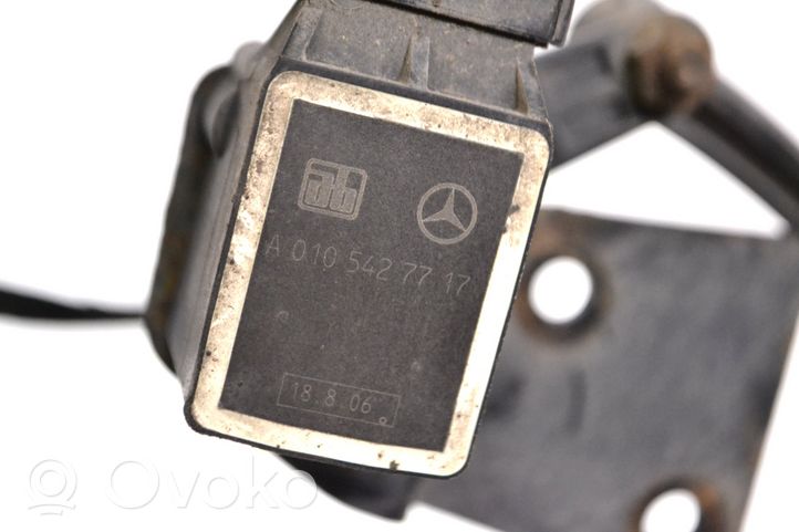 Mercedes-Benz ML W164 Czujnik poziomowania świateł osi przedniej A0105427717