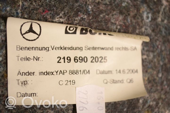 Mercedes-Benz CLS C219 Tavaratilan sivuverhoilu 2196902025