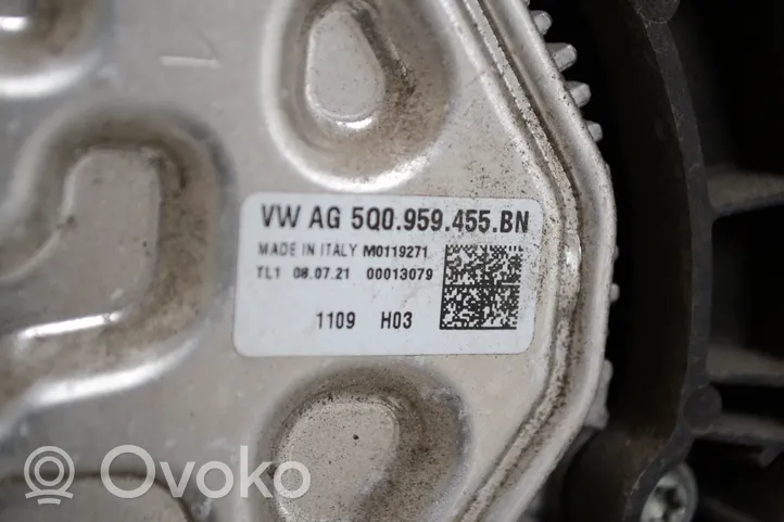 Volkswagen Golf VIII Jäähdyttimen jäähdytinpuhaltimen suojus 5Q0121203