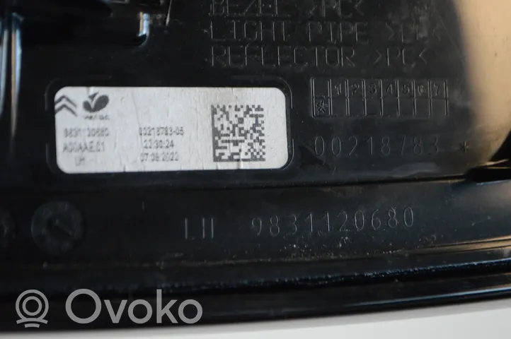 Citroen C4 III e-C4 Takaluukun takavalot 9831120680