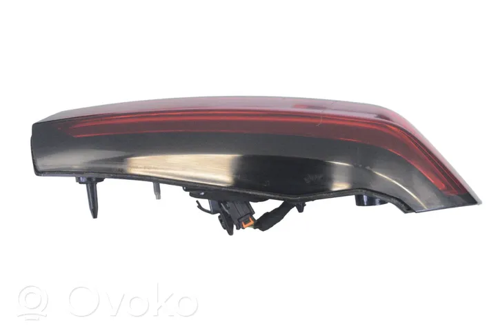 Citroen C4 III e-C4 Takaluukun takavalot 9831120680