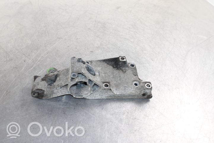 Volkswagen Polo IV 9N3 Supporto del generatore/alternatore 038903143AG