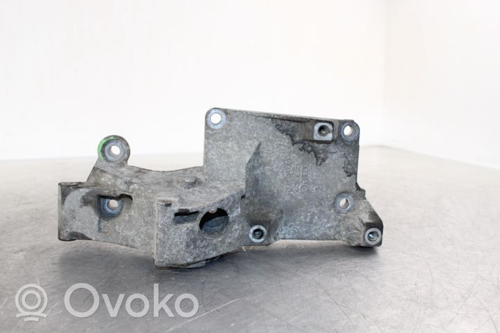 Volkswagen Polo IV 9N3 Supporto del generatore/alternatore 038903143AG