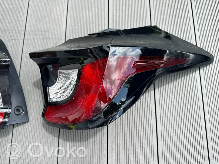 Toyota Yaris XP210 Комплект задних фонарей V356010R