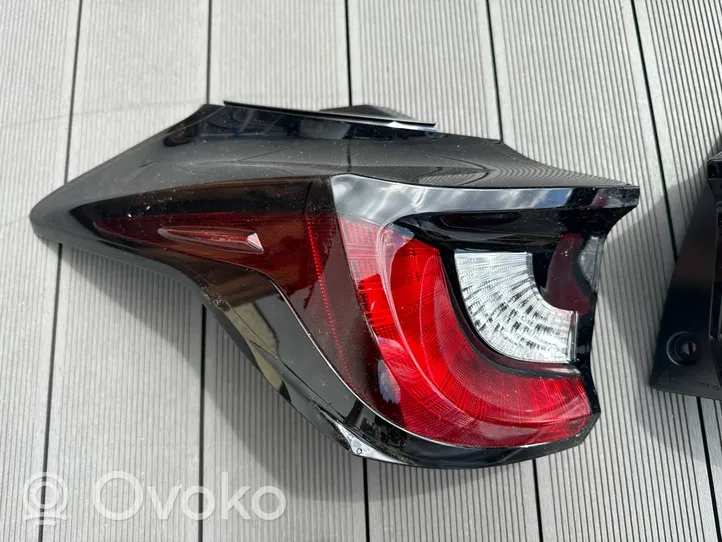 Toyota Yaris XP210 Комплект задних фонарей V356010R