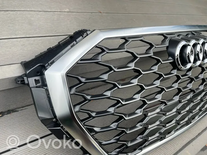 Audi Q3 F3 Maskownica / Grill / Atrapa górna chłodnicy 83F853651