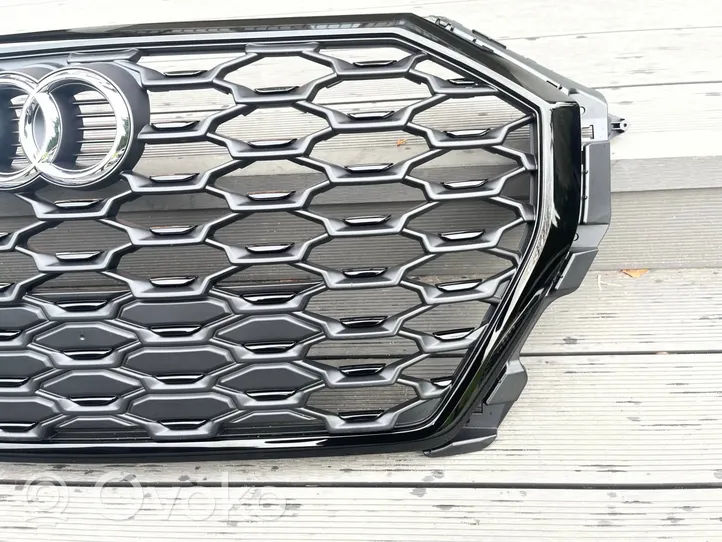 Audi Q3 F3 Maskownica / Grill / Atrapa górna chłodnicy 83F853651