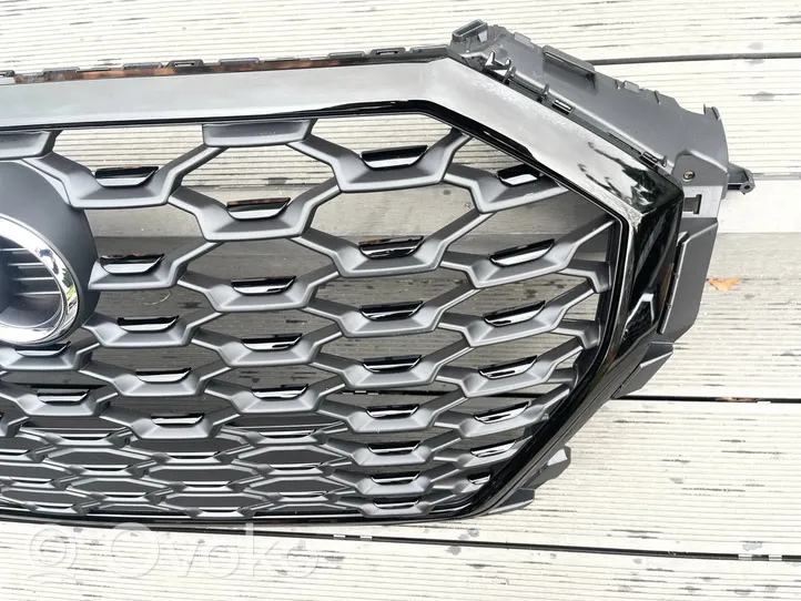 Audi Q3 F3 Maskownica / Grill / Atrapa górna chłodnicy 83F853651