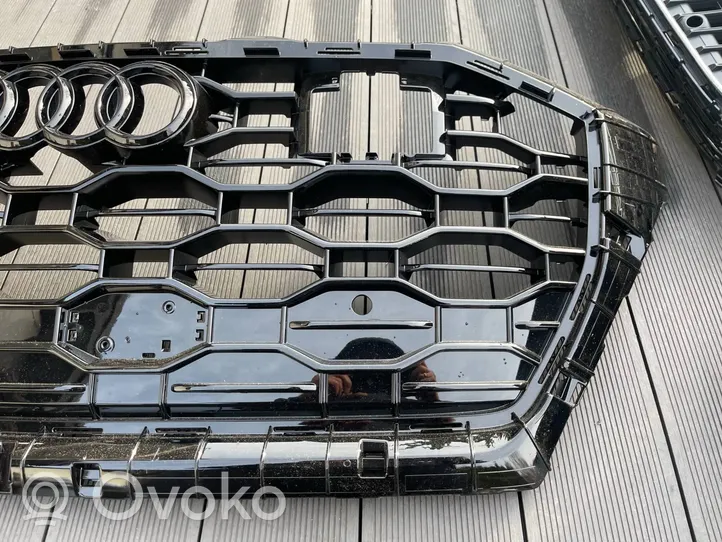 Audi RS Q8 Grotelės priekinės 4M8853651BK