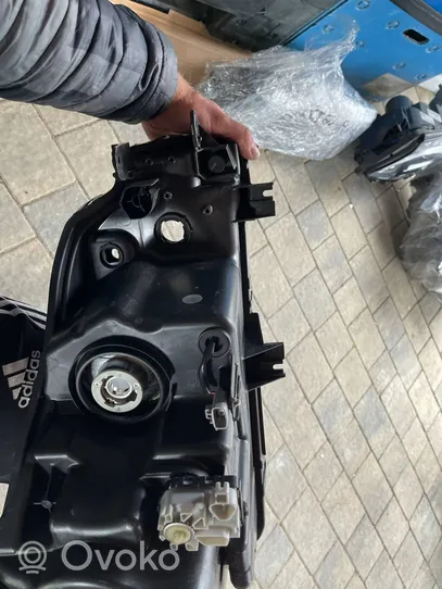 Suzuki Vitara (LY) Lampa przednia 10018095