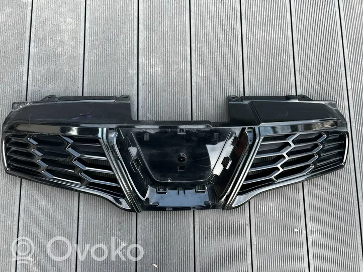 Nissan Qashqai Grille calandre supérieure de pare-chocs avant 62310BR00A