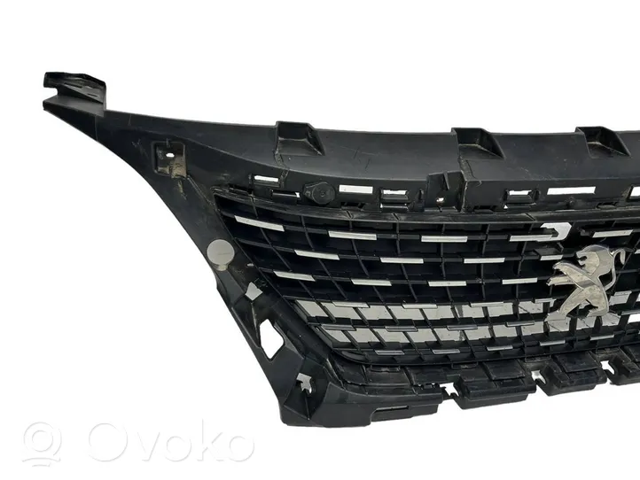 Peugeot 5008 II Maskownica / Grill / Atrapa górna chłodnicy 9815317777