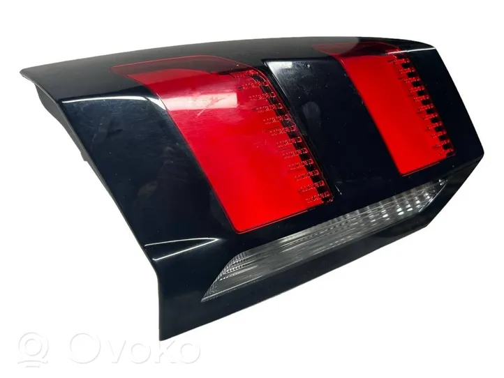 Peugeot 5008 II Lampy tylnej klapy bagażnika 9811027880