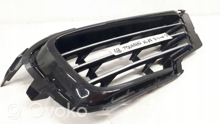 Volkswagen Touareg II Front fog light trim/grill 7P6853666