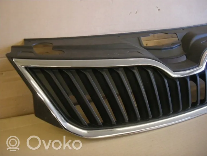 Skoda Rapid (NH) Grille calandre supérieure de pare-chocs avant 