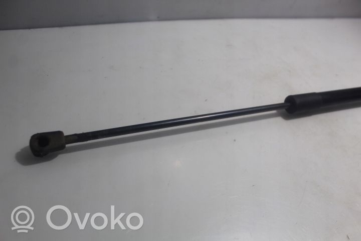 Ford Focus Tavaratilan luukun hydrauliikkasarja 