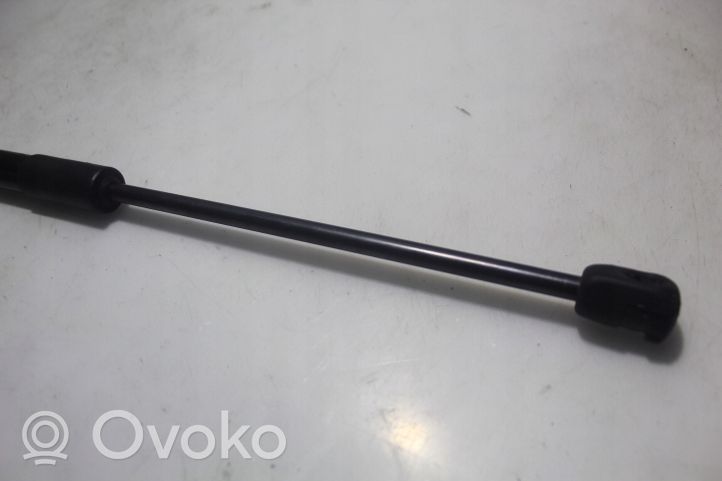 KIA Rio Tavaratilan luukun hydrauliikkasarja 