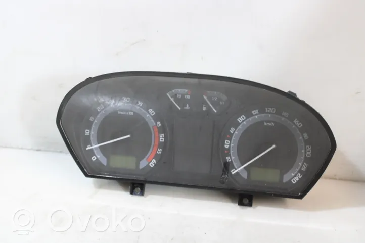 Skoda Fabia Mk1 (6Y) Uhr 