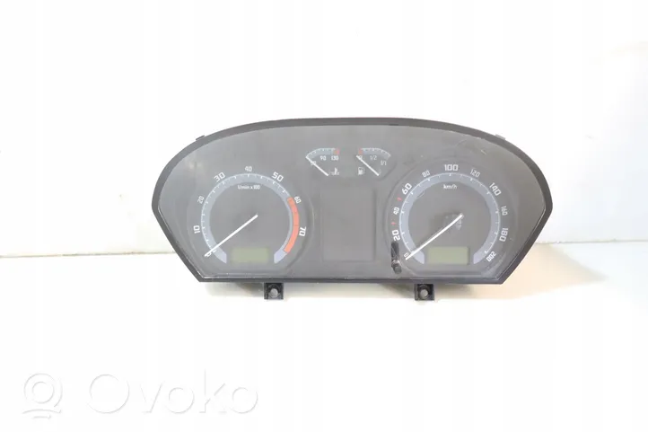 Skoda Fabia Mk1 (6Y) Uhr 