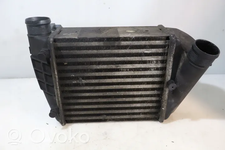 Audi A4 S4 B7 8E 8H Starpdzesētāja radiators 