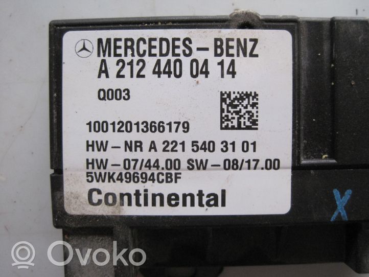 Mercedes-Benz E A207 Polttoaineen ruiskutuspumpun ohjainlaite/moduuli A2124400414