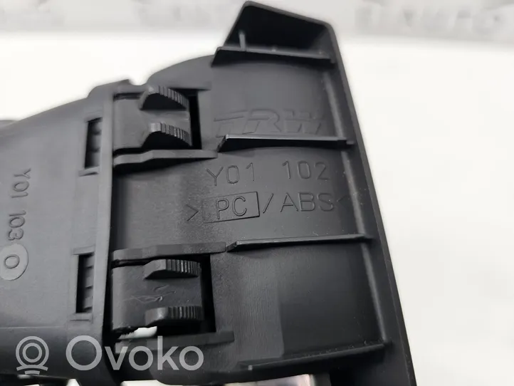 Volvo V50 Kojelaudan sivutuuletussuuttimen kehys Y01103
