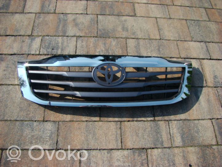 Toyota Hilux (AN10, AN20, AN30) Front bumper upper radiator grill 