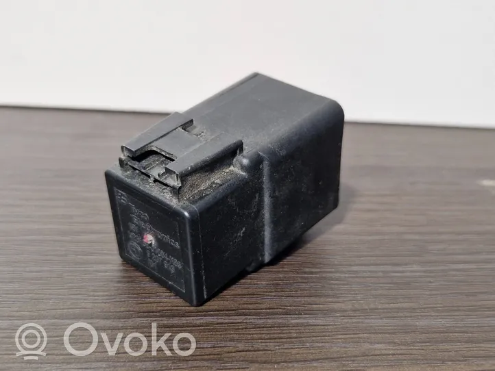 BMW 3 F30 F35 F31 Coolant fan relay 9207913