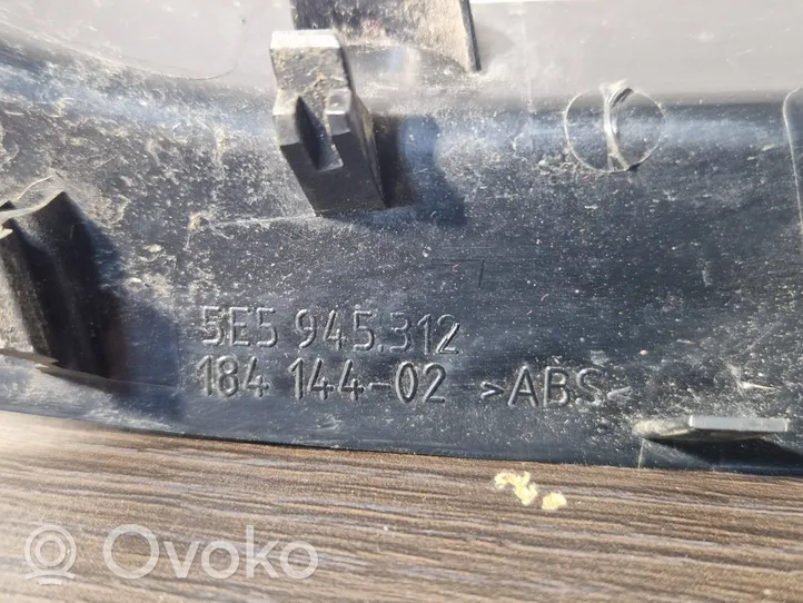 Skoda Octavia Mk3 (5E) Listwa pod lampę tylną 5E5945312