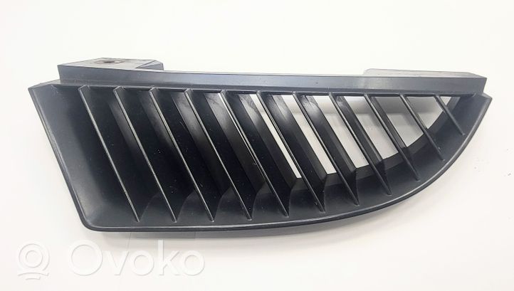 Mitsubishi Colt Maskownica / Grill / Atrapa górna chłodnicy 