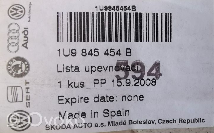 Skoda Octavia Mk1 (1U) Tuulilasin lista 1U9845454B