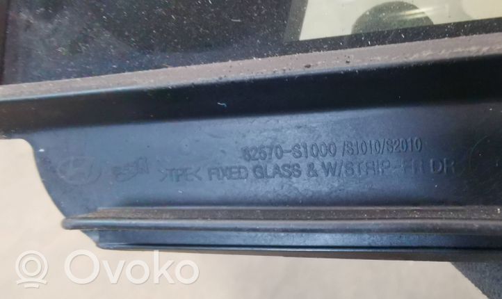 Hyundai Santa Fe Vetro del deflettore della portiera anteriore - quattro porte 82570S1000