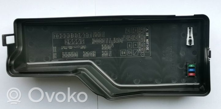 Toyota Camry Pokrywa skrzynki bezpieczników 8266233140