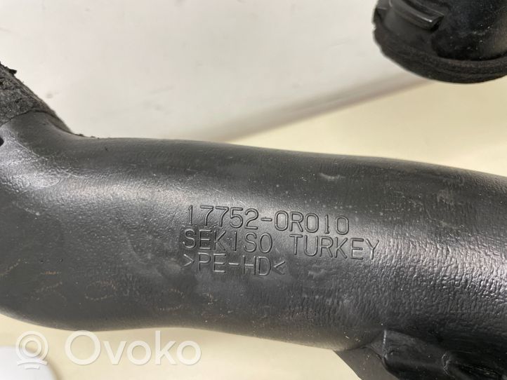 Toyota Avensis T270 Деталь (детали) канала забора воздуха 177520R010