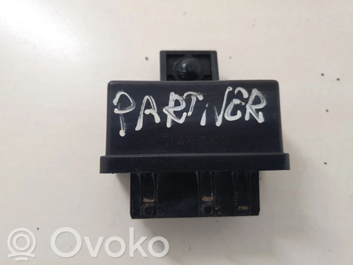 240107 Peugeot Partner Fuel pump relay, 3.99 € RRR