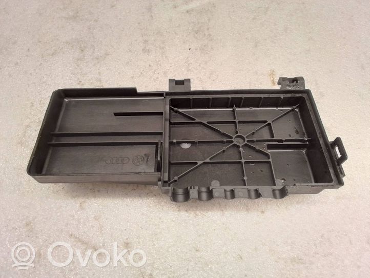 Volkswagen Bora Tapa de caja de fusibles 1J0937555A