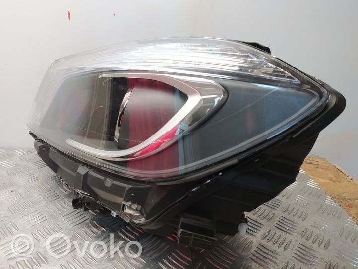 Mercedes-Benz A W176 Faro delantero/faro principal A1768201161