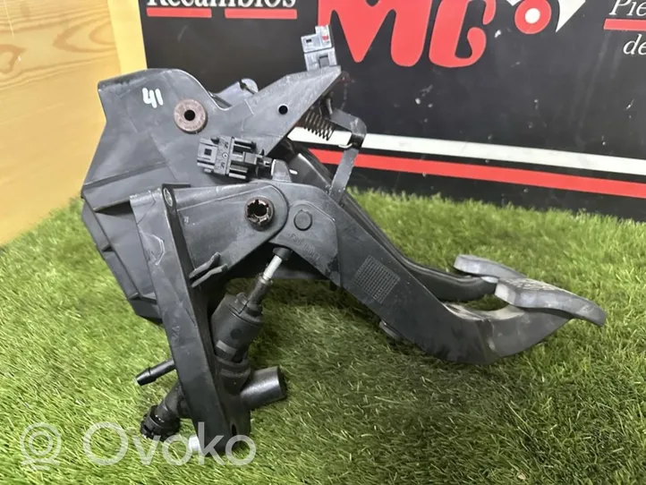 Mercedes-Benz A W169 Pedal de embrague A1692900316