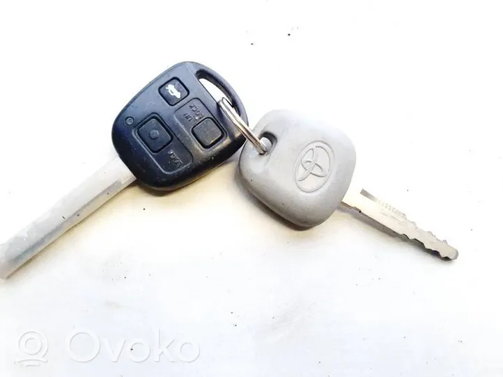 Toyota Avensis T250 Užvedimo raktas (raktelis)/ kortelė 736670a