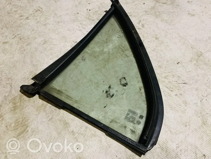 Opel Omega B1 Rear vent window glass 