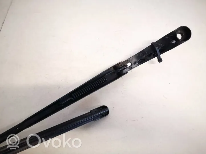 Toyota Land Cruiser (J100) Front wiper blade arm 