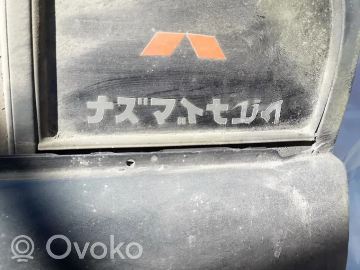 Mitsubishi Carisma Vetro del deflettore posteriore 