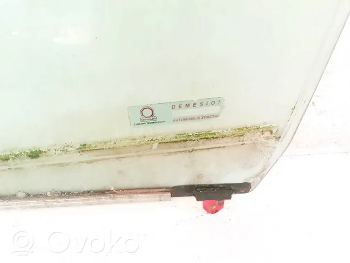 Toyota RAV 4 (XA20) priekšējo durvju stikls (četrdurvju mašīnai) 