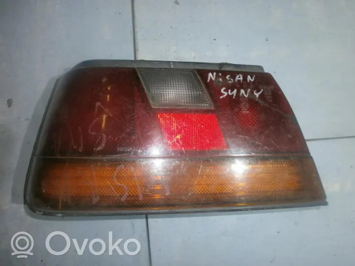 Nissan Sunny Задний фонарь в кузове 